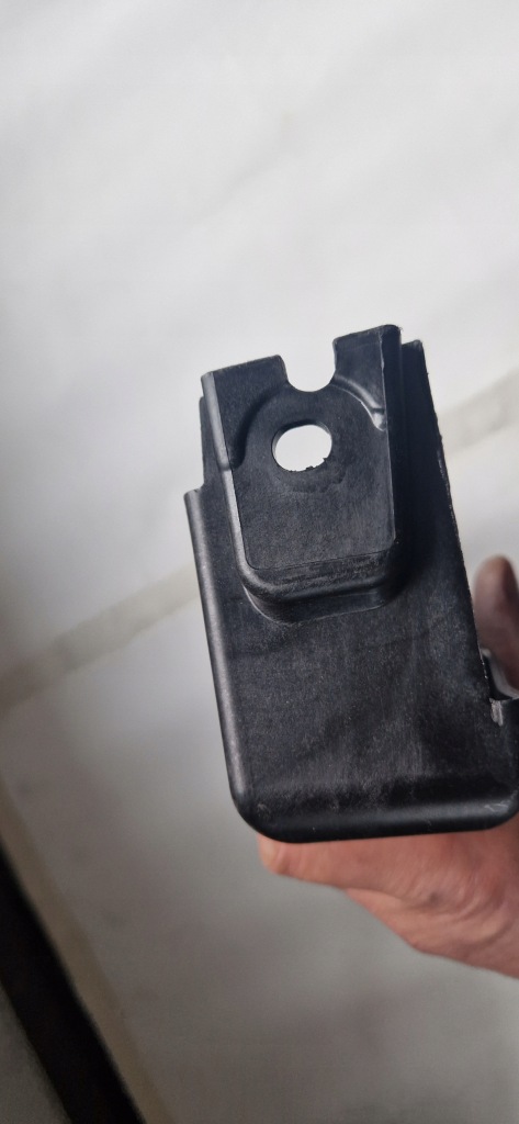 Тримач  лівий захист двигуна ford custom 23- оригінальний номер Зі Шроту