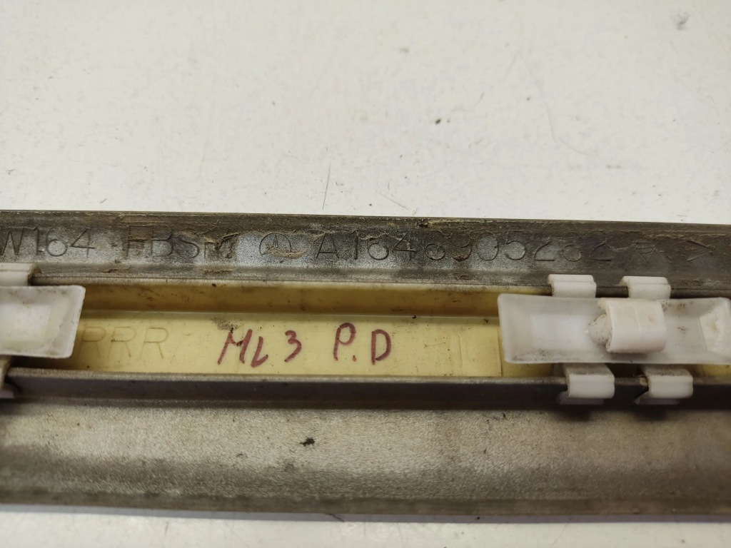 Mercedes-benz ml w164 2007 молдинг дверь передних a1646905262 Цена