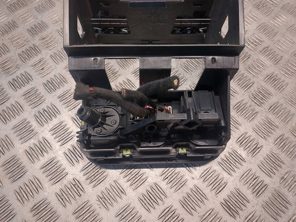 фото №6, Рамка средняя консоли корзина радио 2 din vw jetta v 1k0819743a 1k0858089