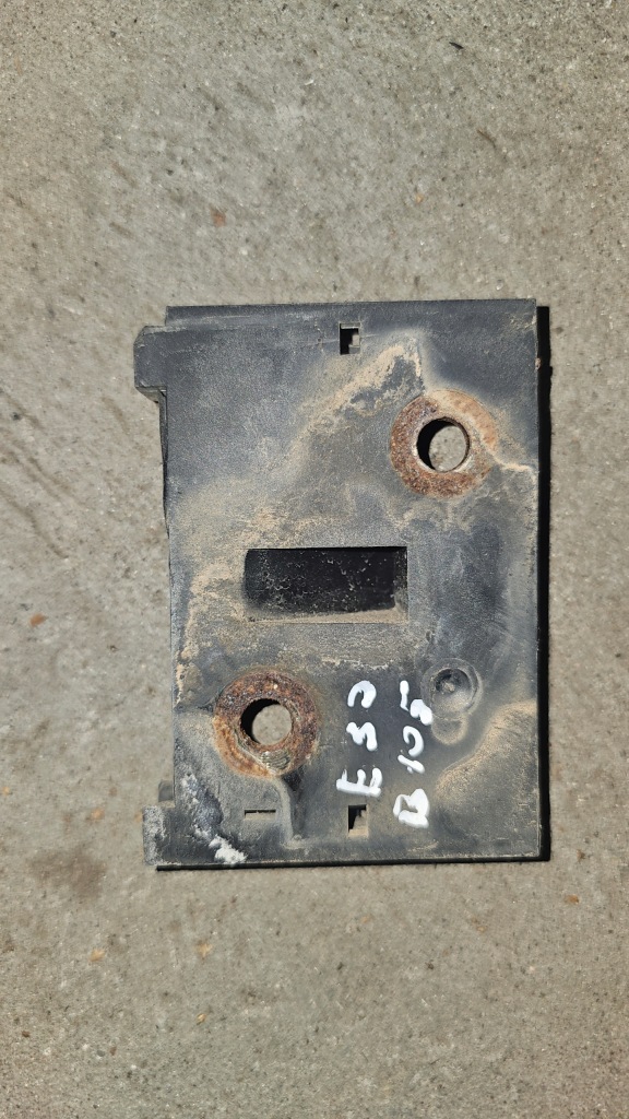 Купити Напрямна бампера передній bmw e30