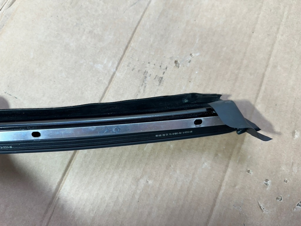 Уплотнитель  крыша левая, потолка, стекло передок , передняя mercedes sl r230, w230 Цена