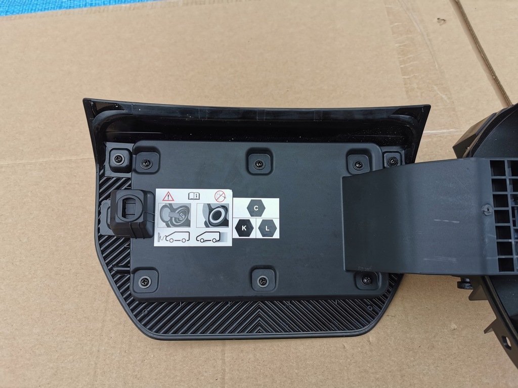 фото №9, Dacia spring ev 21- значок кришка порт заряджання 622568058r