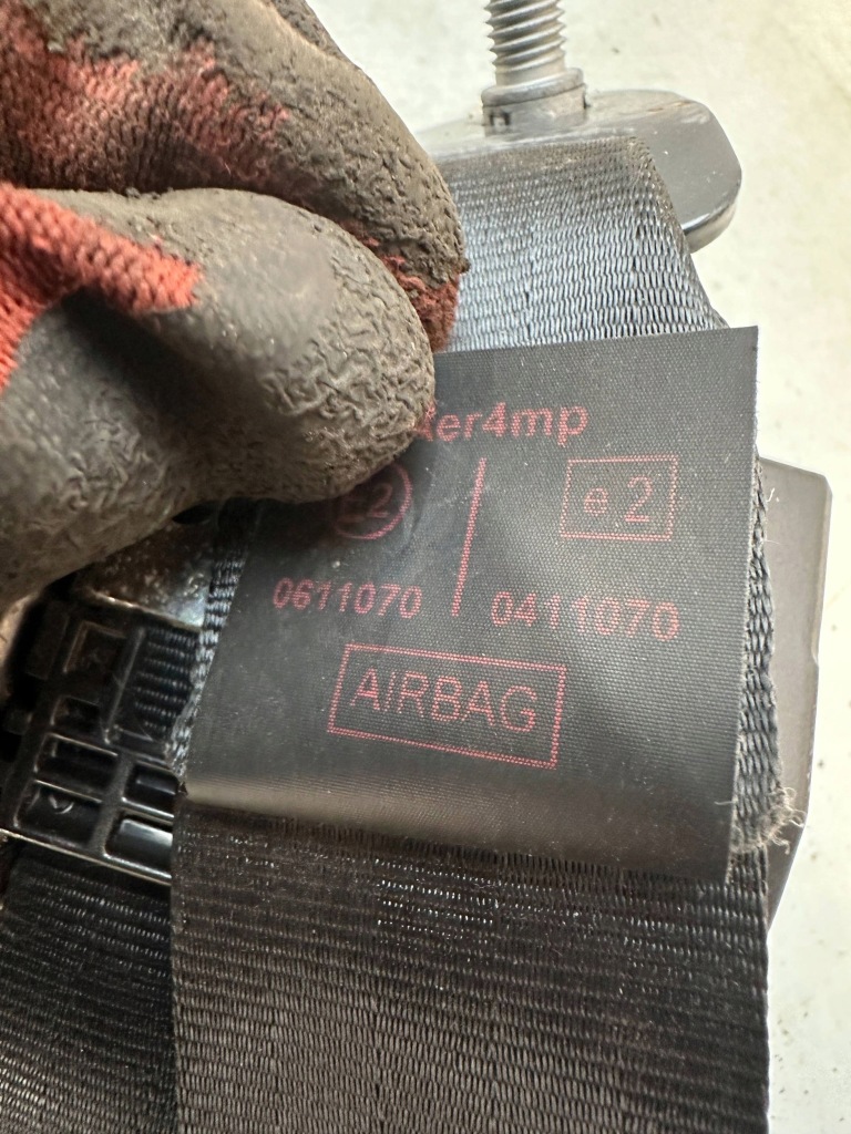 Peugeot 208 1.6 дизель передній правий ремінь безпеки 0611070 в Україні