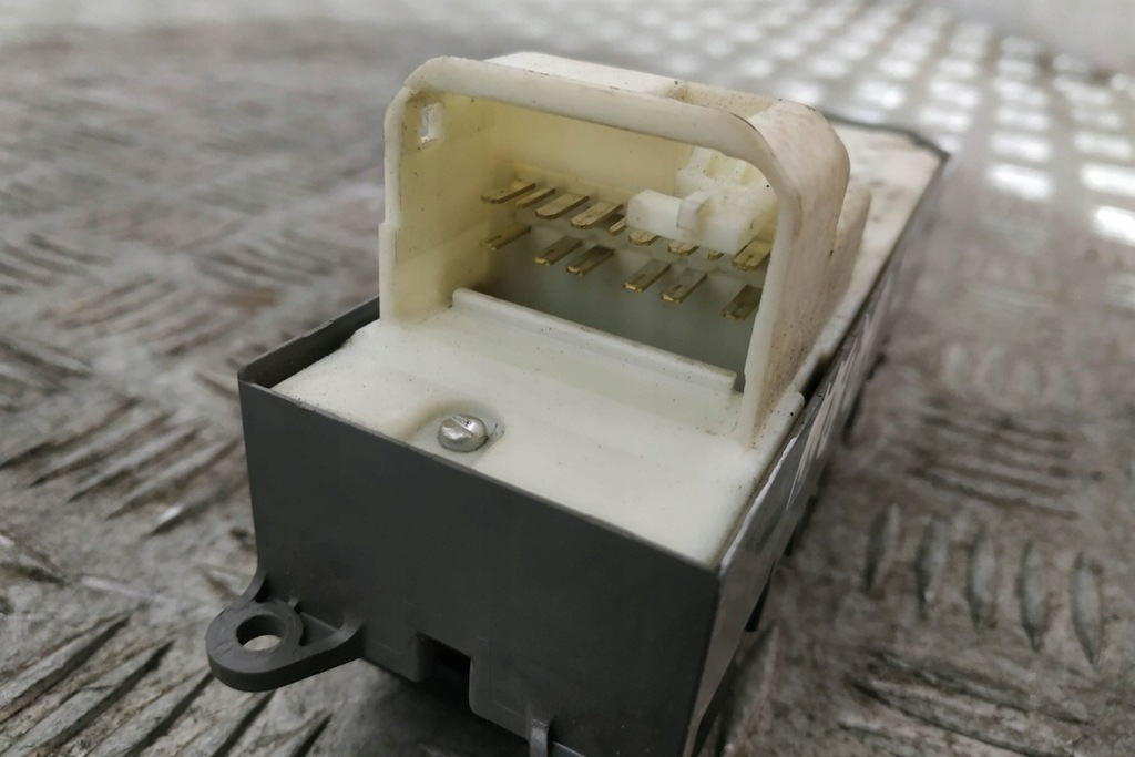 фото №7, Кнопка керування вікон лівих передніх двері toyota urban cruiser _p1_