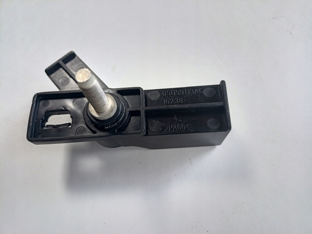 фото №1, Dodge challenger 15+ заглушка кронштейн клеммы aku