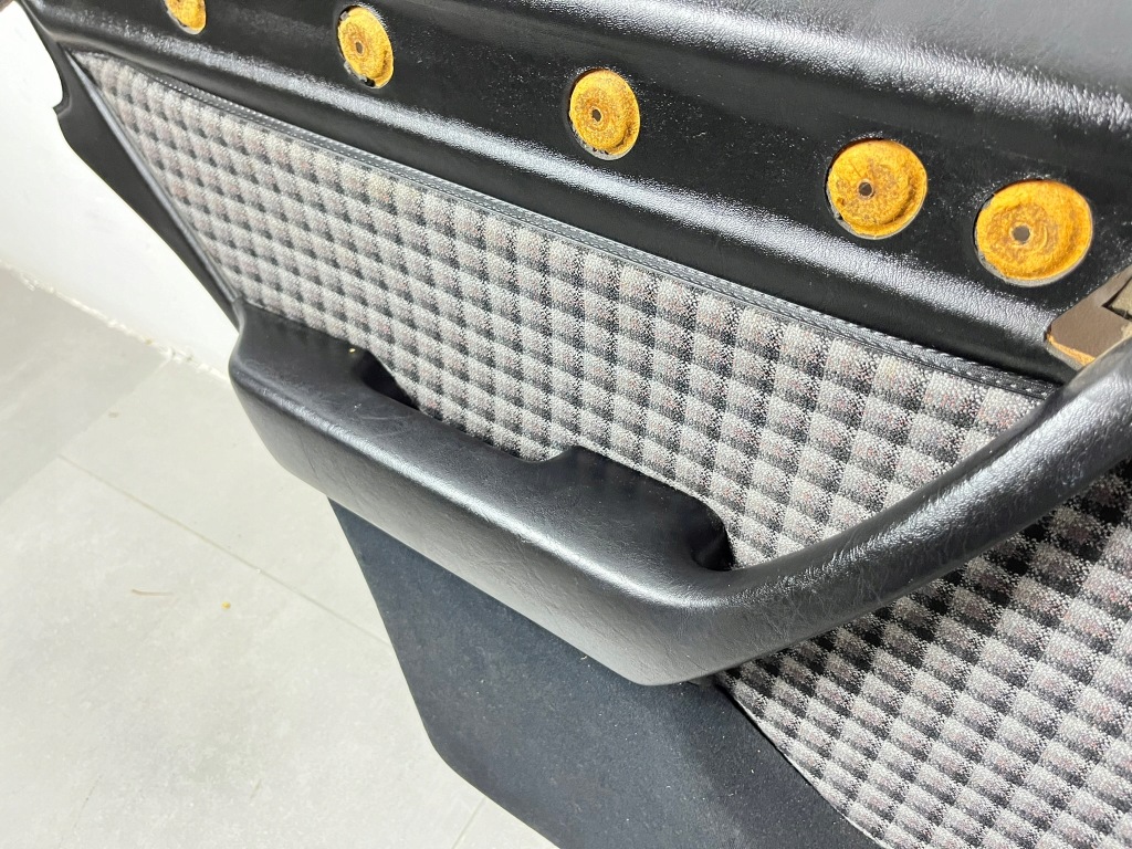 Обшивка двері лівий задній решітка sportline mercedes w124 sedan 1247370970 Київ