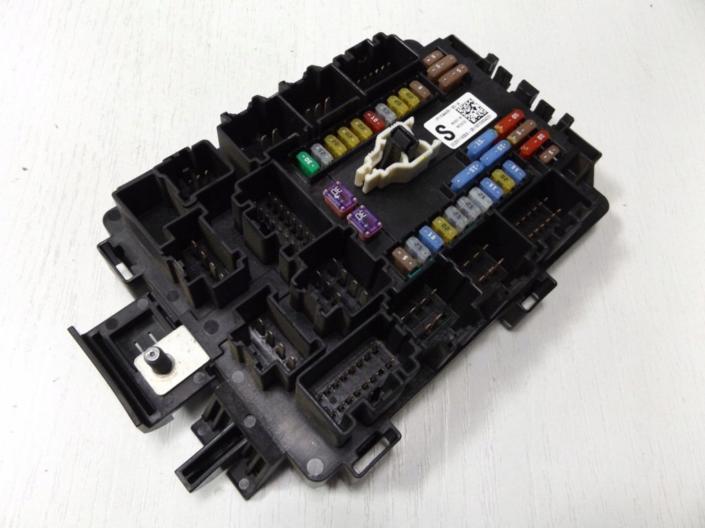 Купити Tesla model s p85d 691kmskrzynka запобіжників 1034409-00-a