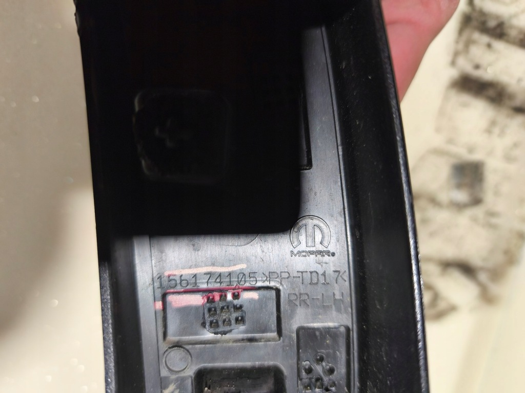 Alfa romeo junior молдинг крыла задний  левая 156174105 правая 156174102 Недорого