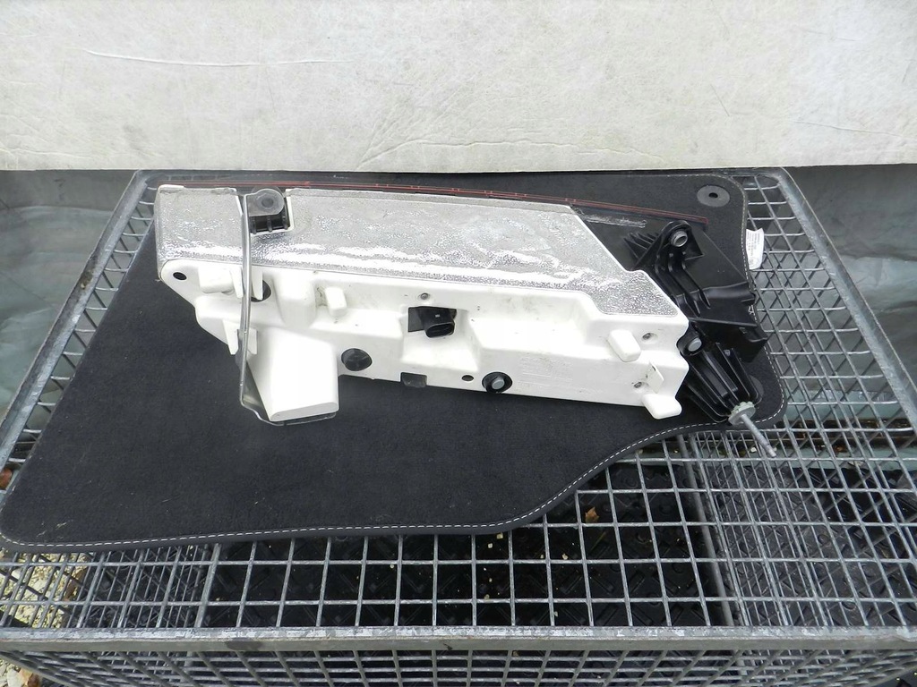 фото №12, Audi r8 4s0 15- лампа led задняя правая сторона