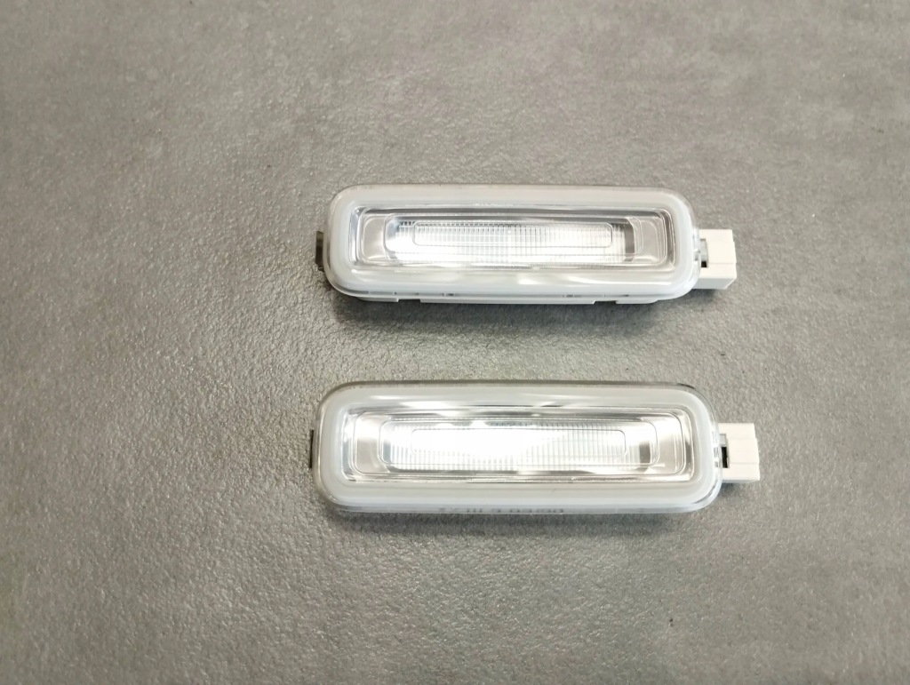 фото №1, Audi a4 b9 8w ліхтарі салону 2x 4m0947105