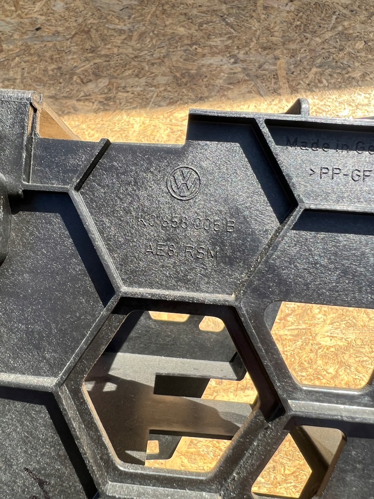 фото №2, Корпус рамка радио vw golf v 1k0858005b