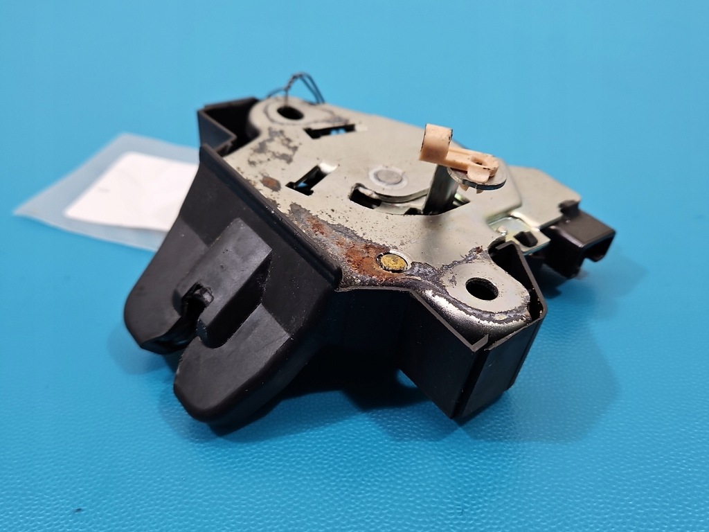 фото №1, Замок крышки задняя toyota corolla e15 sedan 2pin