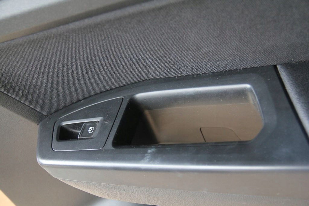 фото №8, Обшивка обивка дверь правый задняя vw atlas материал