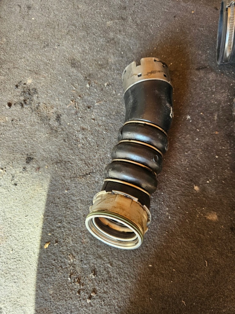 Труба воздухозаборник шланг пабтрубок  турбины turbo bmw e81 e87 n47 Недорого