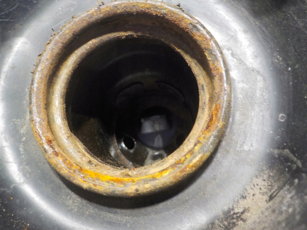 фото №5, Nissan x-trail t30 2.5 заливна горловина труба заливної пального