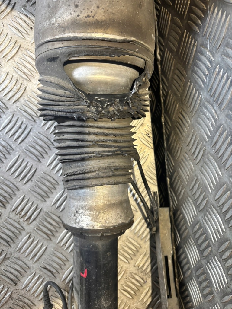 Амортизатор перед передній лівий airmatic mercedes w166 ml a1663204166 Недорого