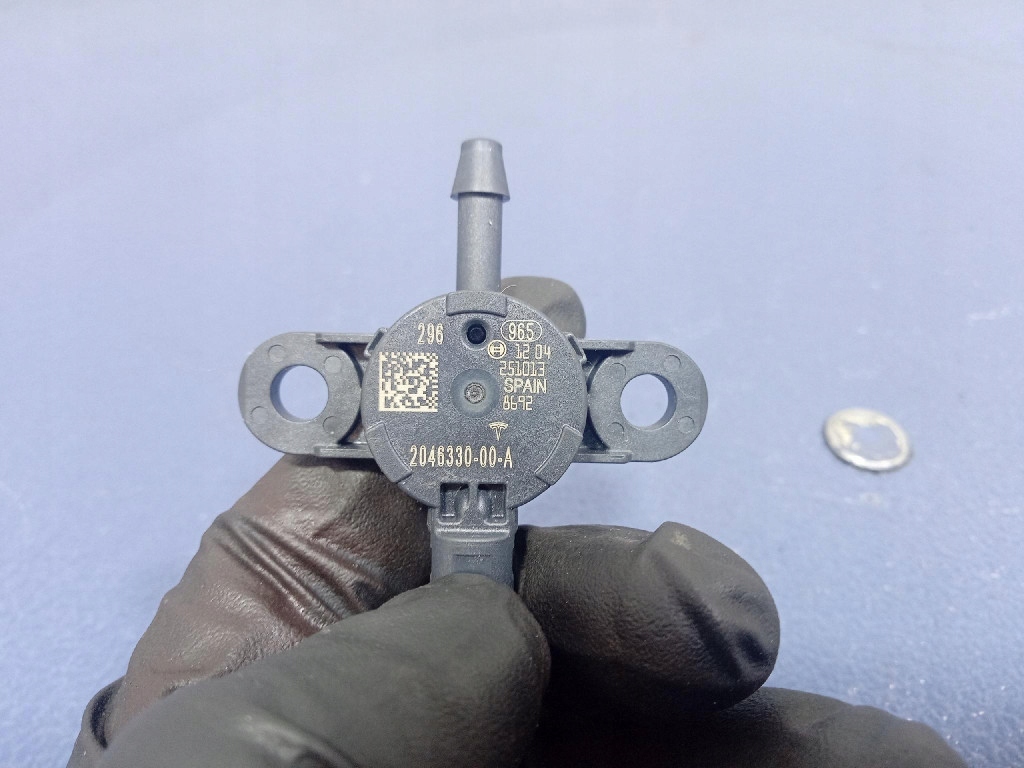 Tesla model y 20- датчик защиты пешеходов 2046330-00 в Украине