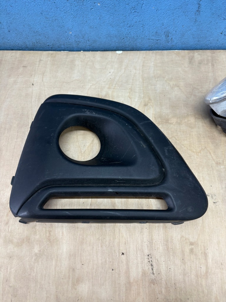 Купити Peugeot 108 решітка протитуманної фари права передня