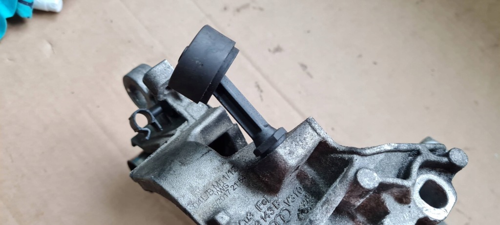 A4 b9 8w a3 8v кронштейн держатель генератора 2.0 tdi 04l903143b golf vii leon 3 Киев