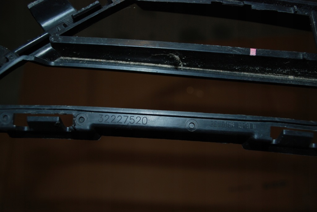 Volvo xc90 2 средняя решётка решётка  бампера оригинальный номер 32227520 Оригинал