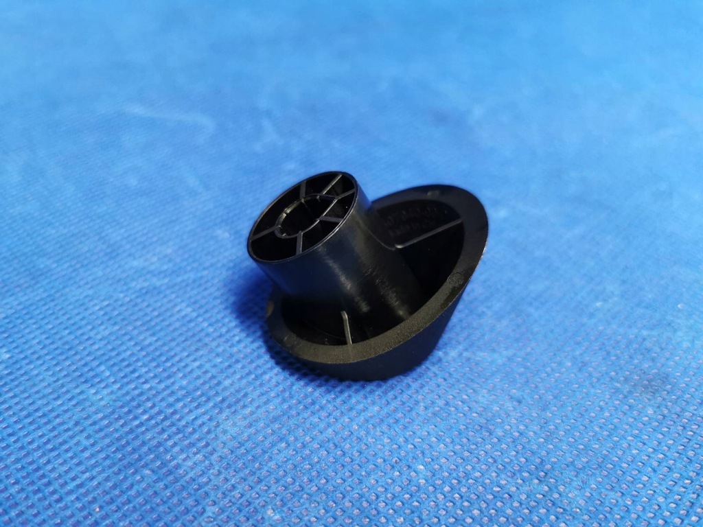 фото №8, Отбойник крышки багажника оригинал tesla model y 1507940-00-c