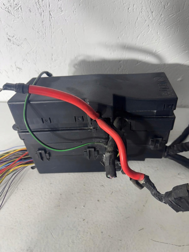 Коробка предохранителей volvo v40 2 2012-2018r av6t-14a067-ac оригинальная в Украине