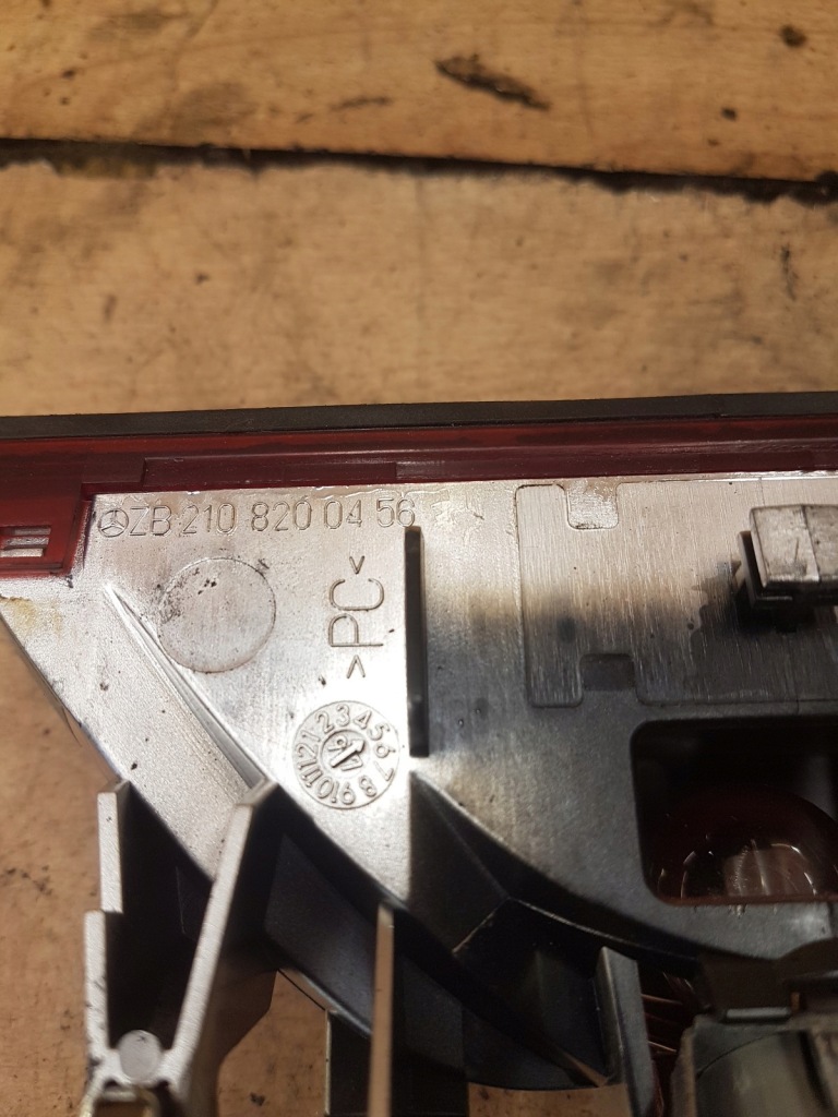 Фонарь  стоп третье  крышки mercedes w210 универсал Доставка