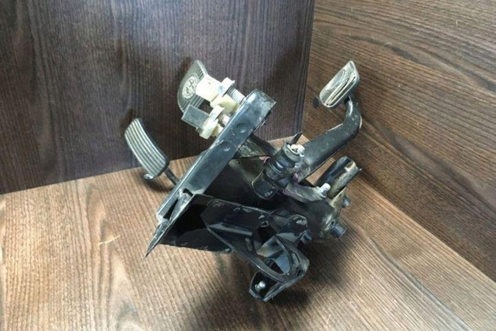 фото №7, Кронштейн padełu гальма alfa romeo 166 936_ 60682265 2.39l дизель 100kw