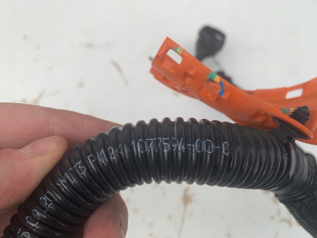 Tesla model y 3 рестайлінг  шланг патрубок радіатора трубка води 1077594-00-c оригінал Зі Шроту