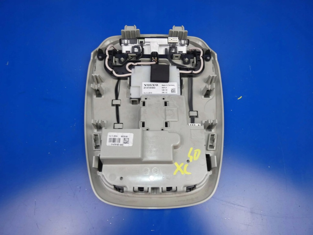 фото №2, Volvo xc40 лампа внутренняя кабины перед