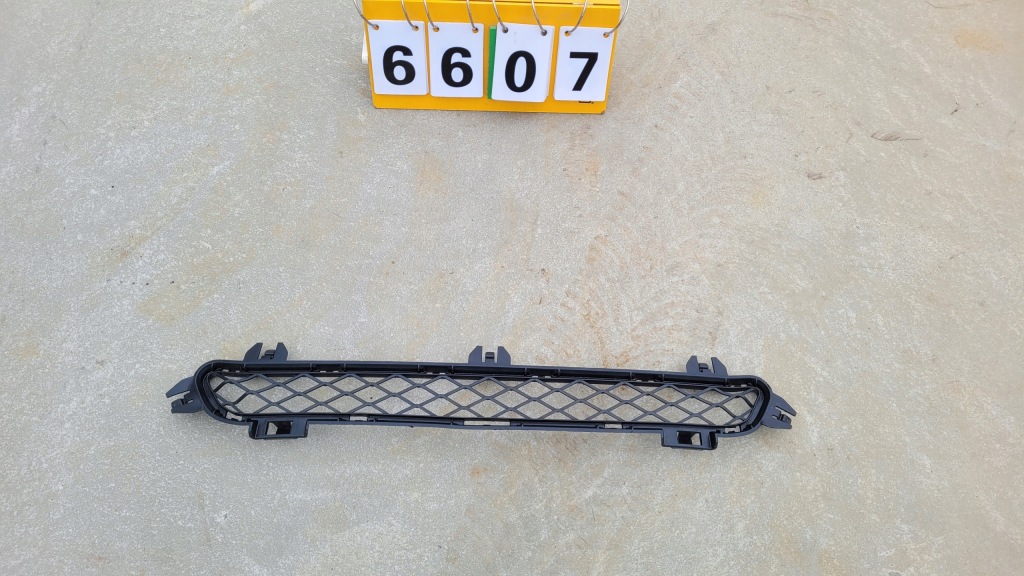 Решётка средняя x2 f25 przed liftem верхний bez m-pakietu 51117210466 Цена