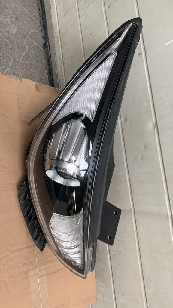 фото №1, Kia niro 2018- лампа правая ксенон передняя