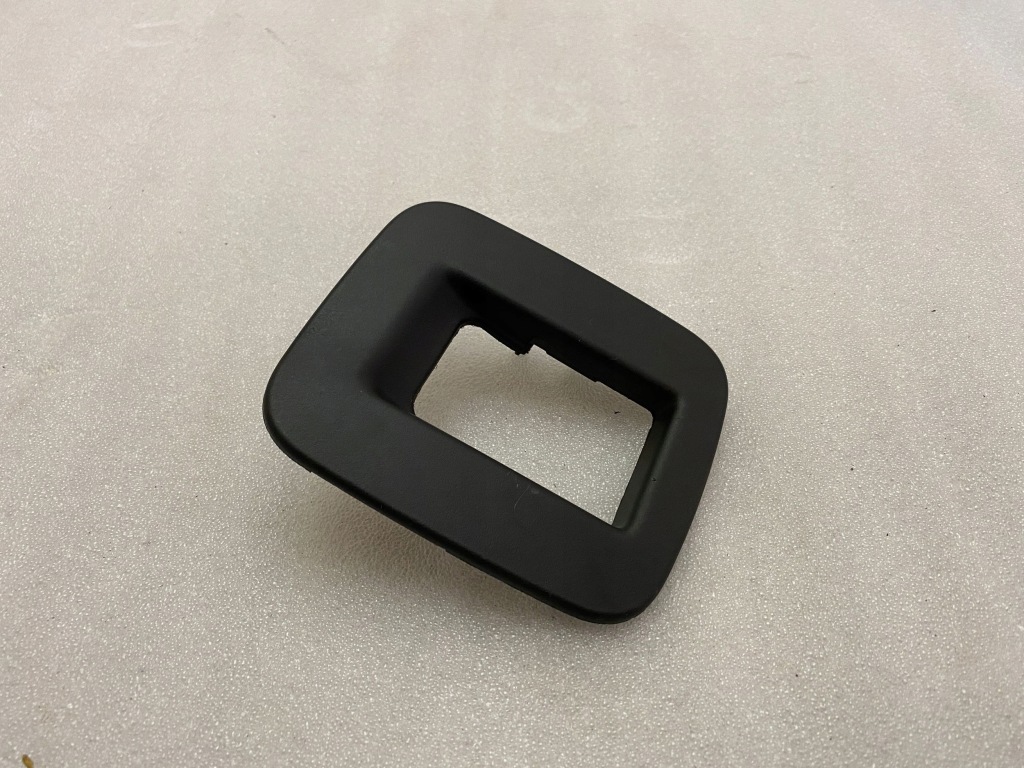 Maserati levante 2020 накладка поріг двері передніх 670047742 Ціна