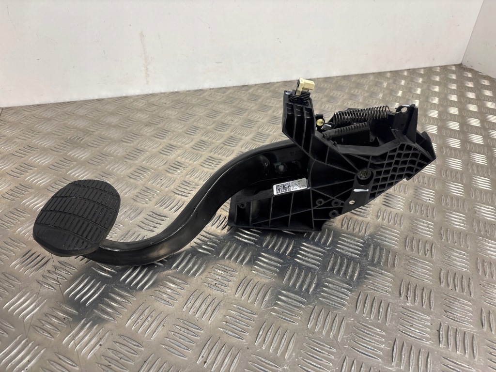 фото №1, Bmw 2 f46 2016 педаль тормоза