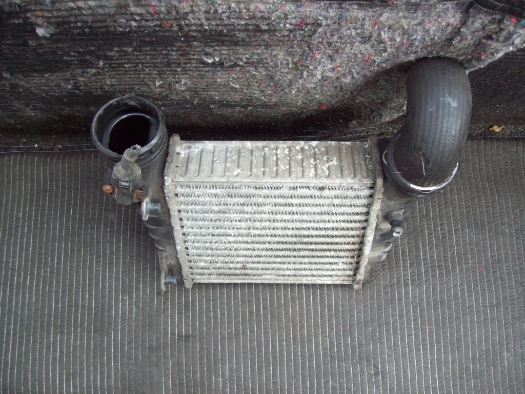 Радіатор повітря інтеркулер superb 1 passat b5 1.8 t audi a4 8d0145805d Недорого