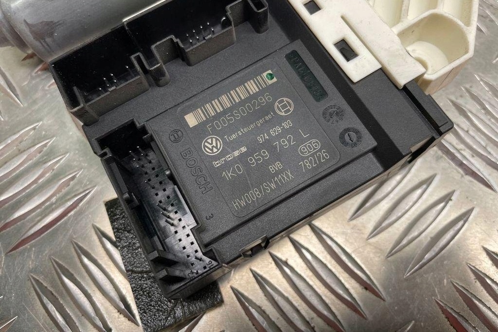 фото №8, Моторчик стекло передних левых дверь vw passat b7 alltrack 365