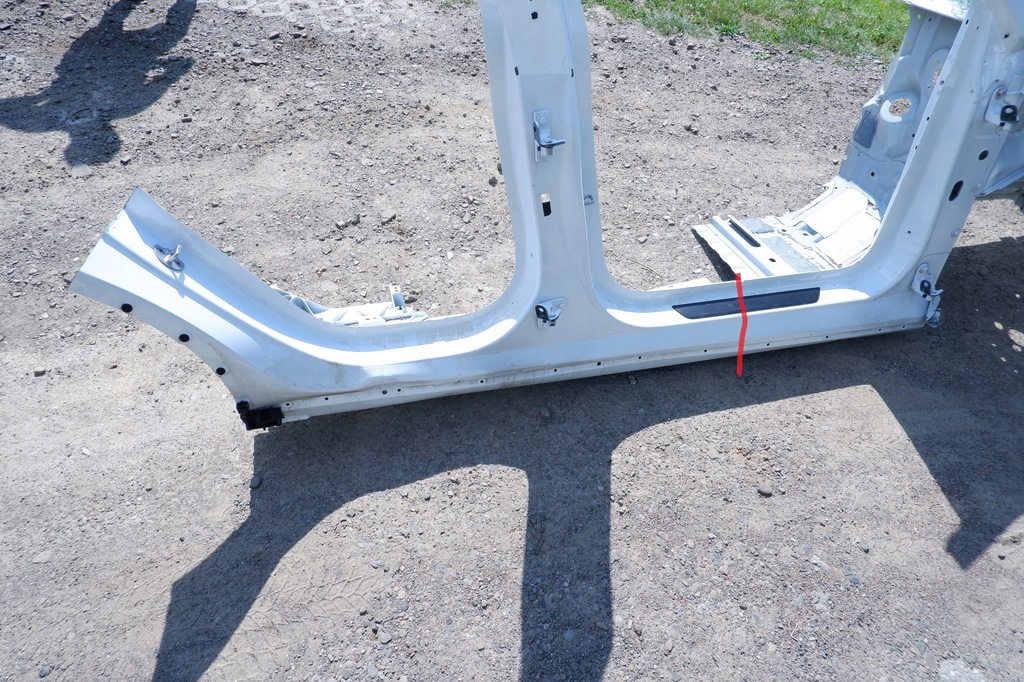 фото №1, Tesla y поріг правий