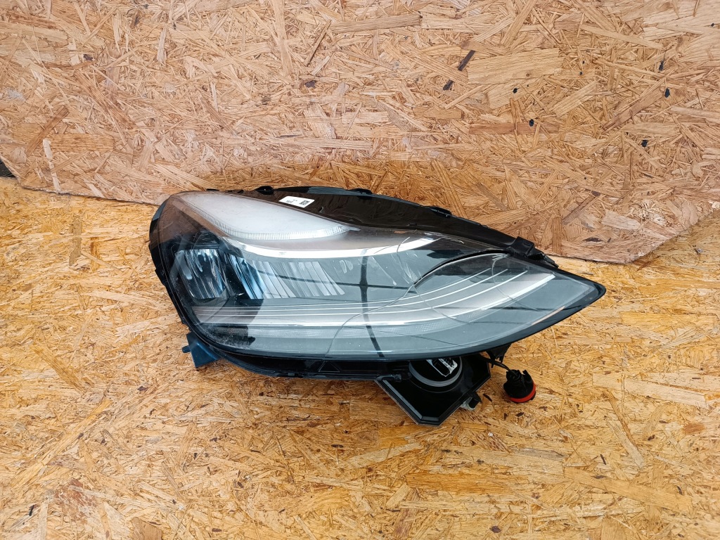 Фара праві перед 1077376-50-b tesla model 3 led Зі Шроту