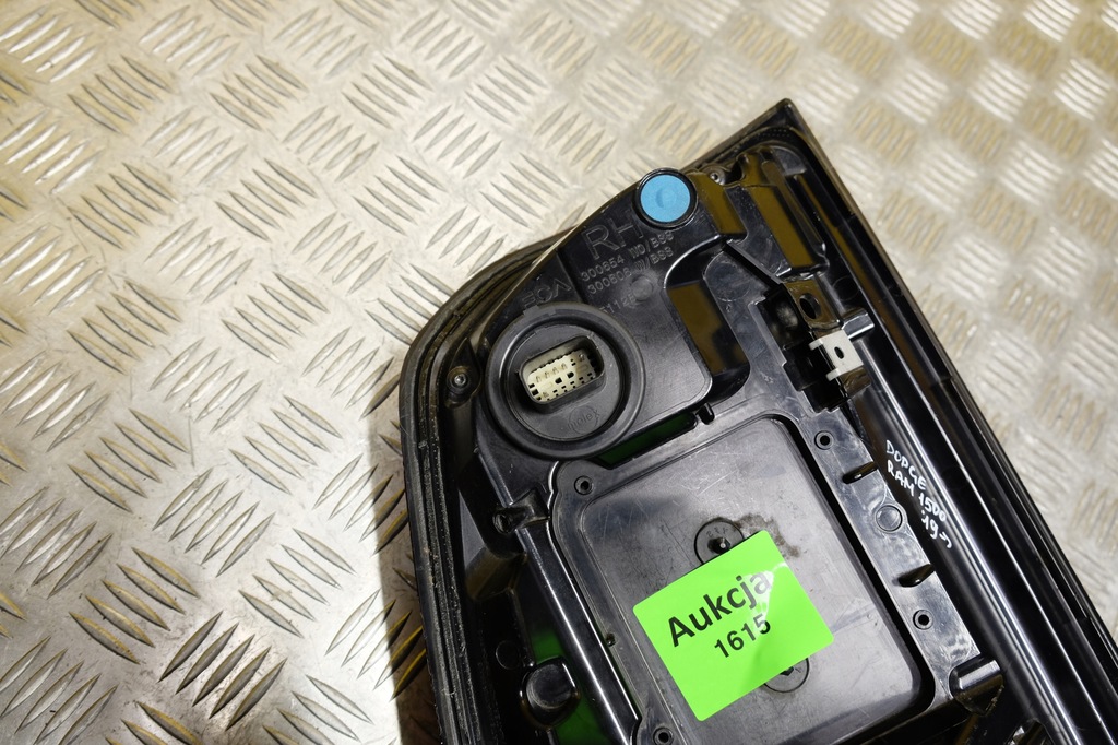 фото №16, Dodge ram 1500 2019- лампа задня права czarna led usa