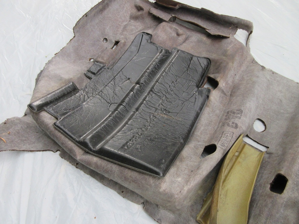 Обшивка пол mercedes w126 1266840929 коричневый Киев