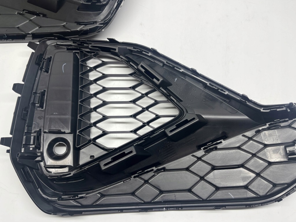 Audi q2 решітка бампера перед права ліва набір 81a807682q 81a807681q Зі Шроту