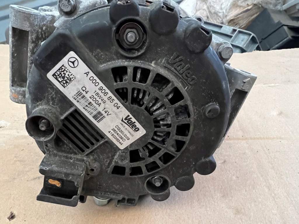 Mercedes w212 генератор a009068504 Оригинал