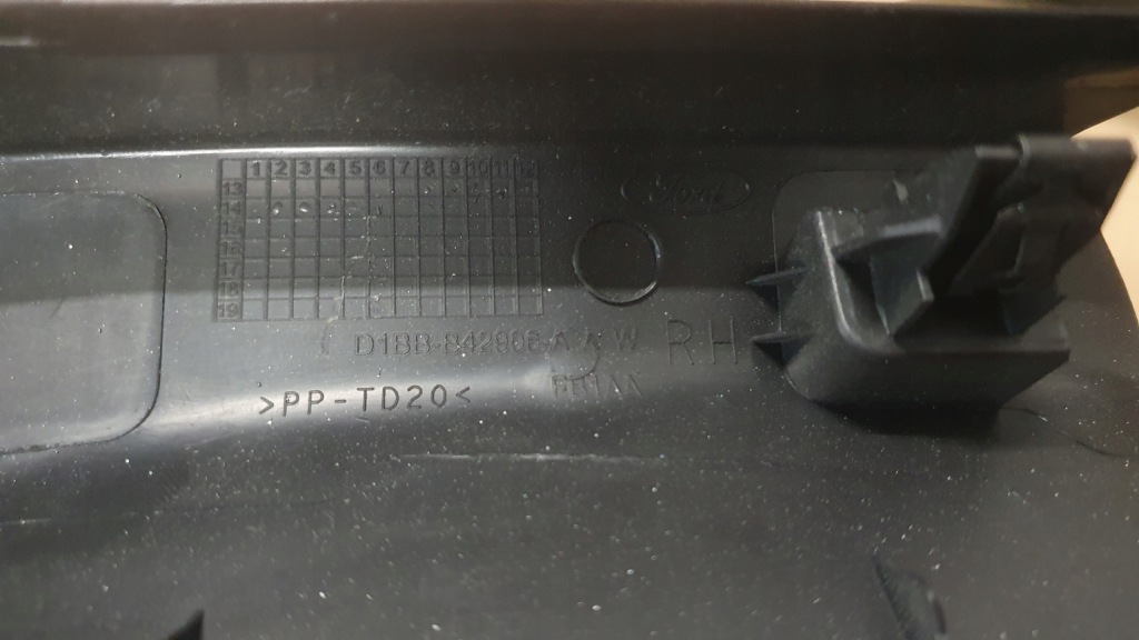 Ford fiesta mk7 рестайлинг  обшивка / обивка левая правый  боковая багажника в Украине