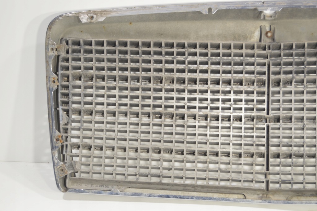 Решітка радіатора решітка радіатора радіатора mercedes w126 рестайлінг  1268880023 в Україні