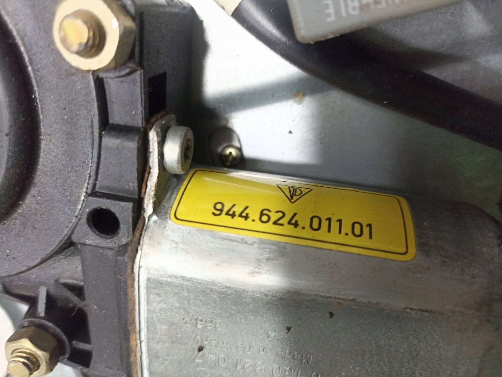 Porsche 968 купе моторчик механизм открывания люк 94462401101 Недорого