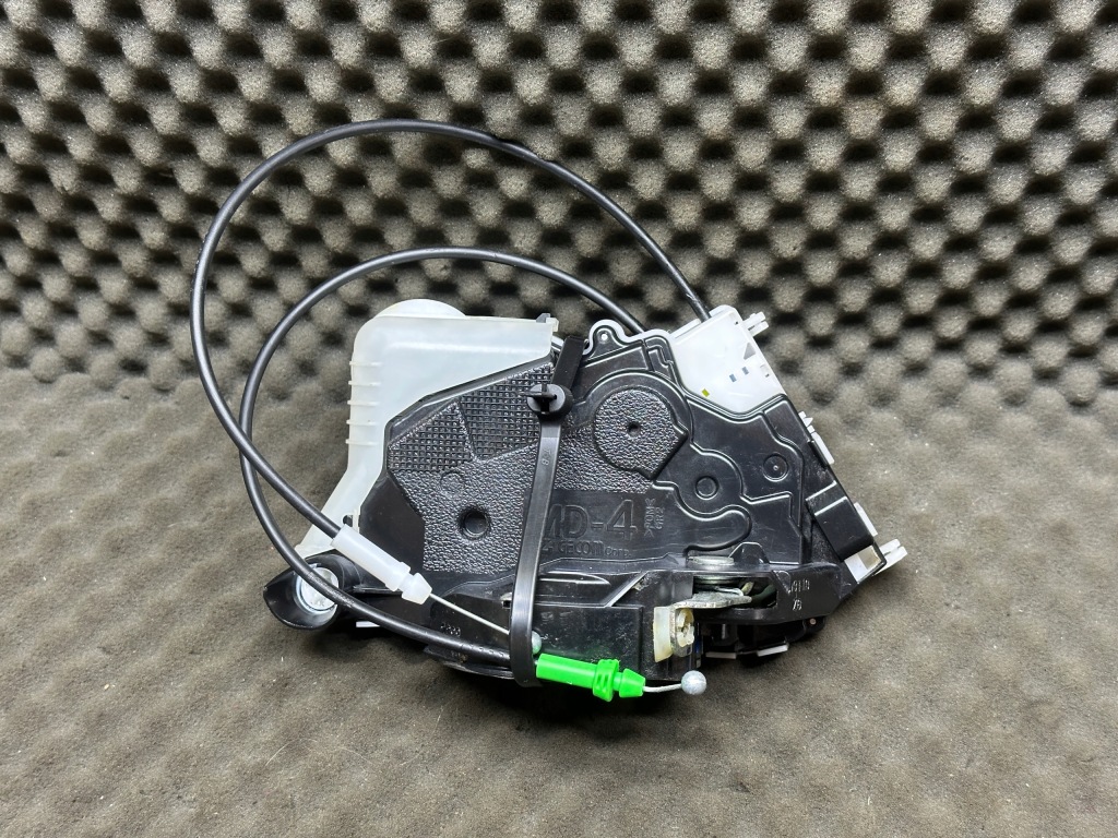 Купити 690300d140 замок двері правий перед toyota yaris