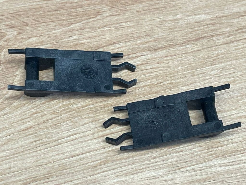 Крепления клипсы левый правый панорамы 18069j do 3 e39 e46 x5 e53 1995-2008 Киев