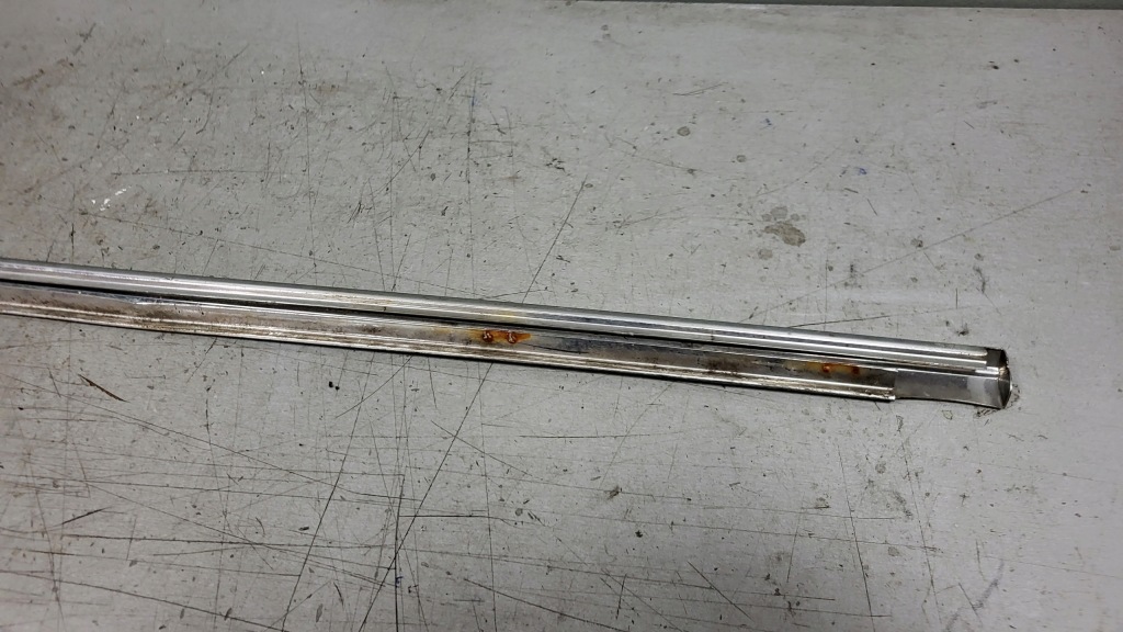 Молдинг хром под стекло правый задний  mercedes w108 w109 Киев