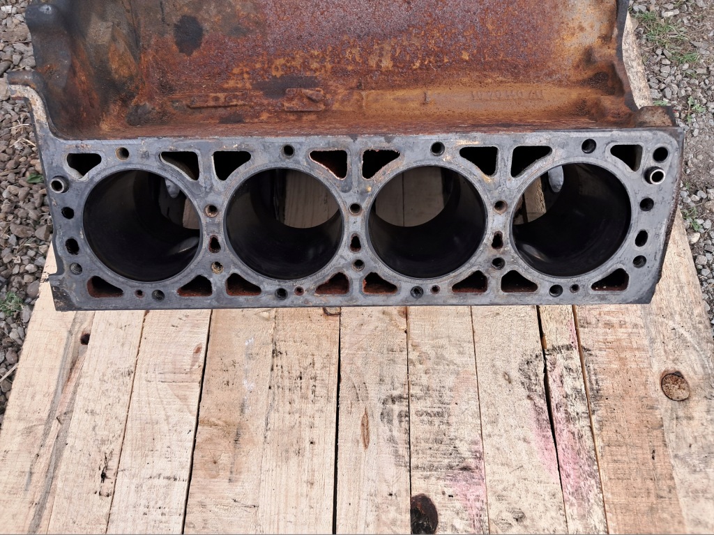 Купить Блок двигателя mercedes 107 sl slc 450 117,982 1170110401