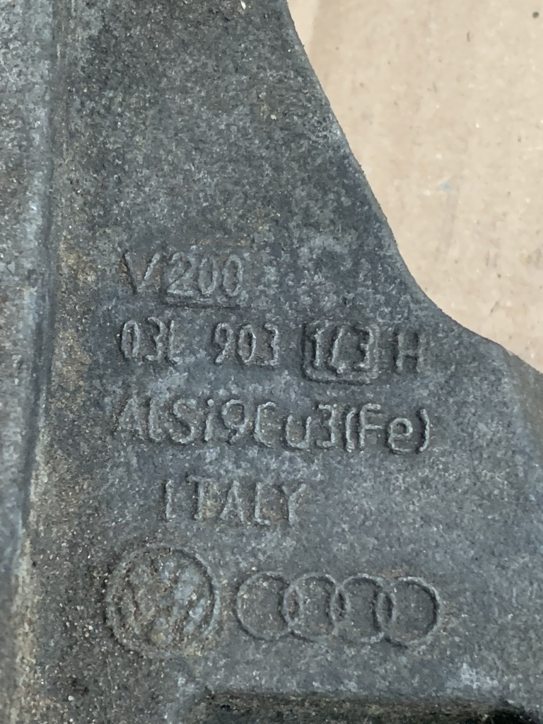 Audi a4 b8 кронштейн генератора 03l903143h Оригинал